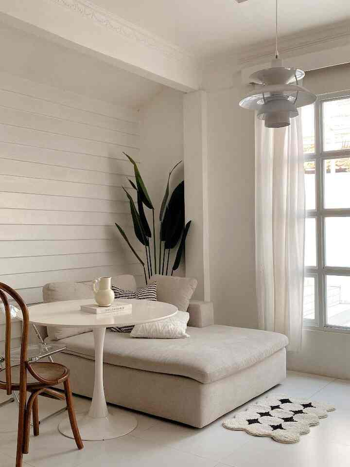 Beberapa penggunaan fabric yang ada di rumahku..ini pilihanku sebagai minimalist:
1. Sofa berbahan fabric warna abu cream: sofa lembut dan empuk ini samgat nyaman diduduki bahkan untuk tidur :)
2. Gorden linen Lenda dari ikea: aku memilih gorden linen berwarna putih untuk membuat kesan ruangan menjadi luas dan tinggi
3. Cushion : aku memilih cushion berwarna monochrome dengan pola geometris (dari ikea) dan cushion putih dengan motif geometris berbulu halus untuk menambah kenyamanan
4. Sebagai pelengkap, aku menambahkan rug dengan ukuran kecil berwarna monochrome. Aku lebih menyukai rug dengan ukuran kecil karena aku suka tampilan lantai granit putihku yang matte..terkesan adem dan luas.. sekian cerita kali ini :) #karpetminimalis #karpetlantai #rugmotif #bantalsofa #gordenminimalis #rekomendasifabric #fabricstyle #sentuhantekstil