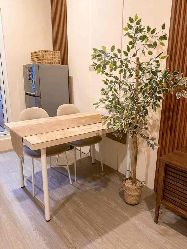 🍽️ More than just a dining space
Ruang makan bukan sekadar tempat menyantap hidangan; tapi tempat semua cerita keluarga bermula.
Dari sarapan terburu-buru, makan siang penuh tawa, hingga makan malam yang jadi momen saling bercerita.

Meja makan ini mungkin sederhana, tapi selalu penuh rasa, rasa syukur, cinta, dan kehangatan.
Karena ruang makan adalah jantung kecil dari rumah 🤎✨

#DiningRoom #RuangMakan #RuangMakanMinimalis #Dining #MejaMakan #KursiMakan