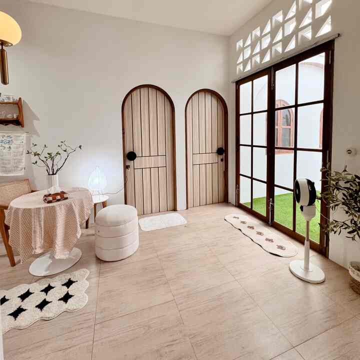 Salah satu tips agar ruangan lebih nyaman dan terlihat berbeda adalah dengan menambahkan karpet atau rug.
Biasanya aku letakkin rug atau karpet di kamar atau tempat anak2 bermain dan belajar saat lesehan. Nah kalau yg ini ak letakkin beberap di area dapur ya.. giman menurut temen2?
Karena aku suka mengoleksi karpet, jadi rata2 karpet yang aku beli itu preloved ya.. bener2 suka cari karpet yg unik hehe tapi kalau yg ini aku spill yang ad di toko oren ya..
Semoga menginspirasi 🤎🤎


#KarpetMinimalis 
#KarpetLantai 
#RugMotif 
#BantalSofa 
#KainTenun 
#TaplakMeja 
#KarpetBulu 
#RekomendasiFabric
#FabricStyle
#SentuhanTekstil