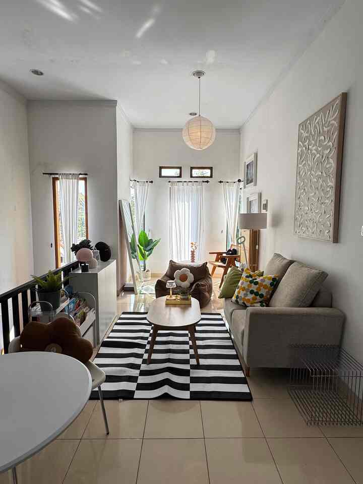 Ganti karpet bisa jd beda gini ya vibesnya 😍 ditambah sarung bantal sofa yg cerahan dikit, dan gorden warna outih bikin ruangan dirumah makin aesthetic! 

#karpetruangtamu #sarungbantalsofa #gordenlinen #karpetstripes #bantalsofa #lampugantung #sofa #bantalbunga #standingfloorlamp #wallart #rekomendasifabric #fabricstyle #sentuhantekstil 