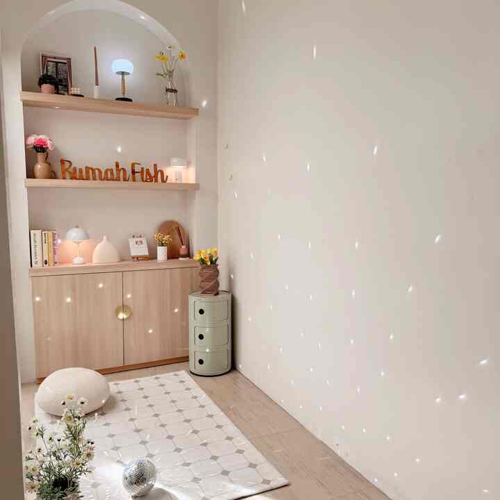 Salah satu karpet kesayangan yang aku beli preloved hehe..
Suka banget sama warna nya dan motif nya..
Nah cocok bnget kan dipadukan sama stora warna hijau juga..
Trus ak letakiin beberapa bunga di dekat nya.
Kebetulan sinar matahari sore sedang menyala nih ak kasi bola kaca agar lebih bercahaya ya ada pantulan bola2 nya gtu...
Gimana menurut temen2?
Semoga menginspirasi🤎

#karpetlantai 
#rumahtanpaarsitek
#japandi
#karpetminimalis
#livewiththekids
#scandinavian
#inspirasipojokan