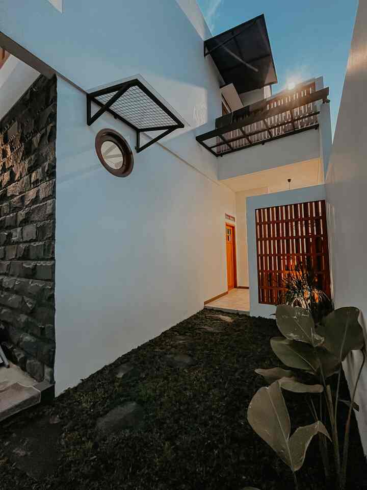  Sedikit bocoran area taman rumah yang masih terus aku benahi pelan-pelan 🍃

Karena space-nya nggak terlalu luas, aku usahakan tiap sudut tetap fungsional dan enak dipandang. Area ini nyambung langsung ke ruang laundry, jadi sekaligus jadi spot santai ringan sore hari.

✨ Slide 1: Sekilas taman dilihat dari depan
🧺 Slide 2: Area laundry yang menyatu dengan taman
🌿 Slide 3: Detail bagian atas taman yang terbuka untuk sirkulasi & cahaya alami
🪟 Slide 4: Jendela bulat yang jadi salah satu focal point favorit
💡 Slide 5: Tanaman dan lampu tembak malam hari, bikin suasana makin hidup

Masih banyak yang mau aku explore, tapi senang banget lihat progress kecil-kecil tiap harinya 🌱

#tamanrumah #homelivingindonesia #rumahtropis #homesweethome #tamanminimalis #inspirasitaman #outdoorcorner #rumahidaman #rumahminimalis #tamanbelakangrumah