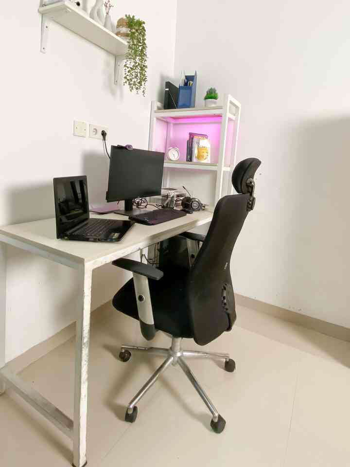 ✨ Ruang kerja minimalis tapi tetap nyaman bareng suami!

Kadang dipakai bareng, kadang gantian—yang penting suasananya bikin fokus dan tetap estetik 🌿

Beberapa tips biar ruang kerja di rumah makin nyaman:

Pilih kursi ergonomis – penting banget buat jaga postur, apalagi kalau kerja lama.
Manfaatkan rak terbuka buat simpan alat tulis & dokumen biar meja tetap rapi.
Tambahkan sentuhan dekor seperti tanaman mini atau lampu warna hangat biar mood kerja naik.
Pencahayaan cukup – kalau bisa dekat jendela atau pakai lampu meja tambahan.

#KarpetMinimalis 
#KarpetLantai #RugMotif 
#ThrowBlanket  #BantalSofa 
#GordenMinimalis #KainTenun 
#TaplakLinen  #TaplakMeja 
#KainPelapisSofa #TiraiRumah
#KarpetRotan  #KarpetBulu 
#RekomendasiFabric
 #FabricStyle
#SentuhanTekstil
#mejakerja
#ruangkerja