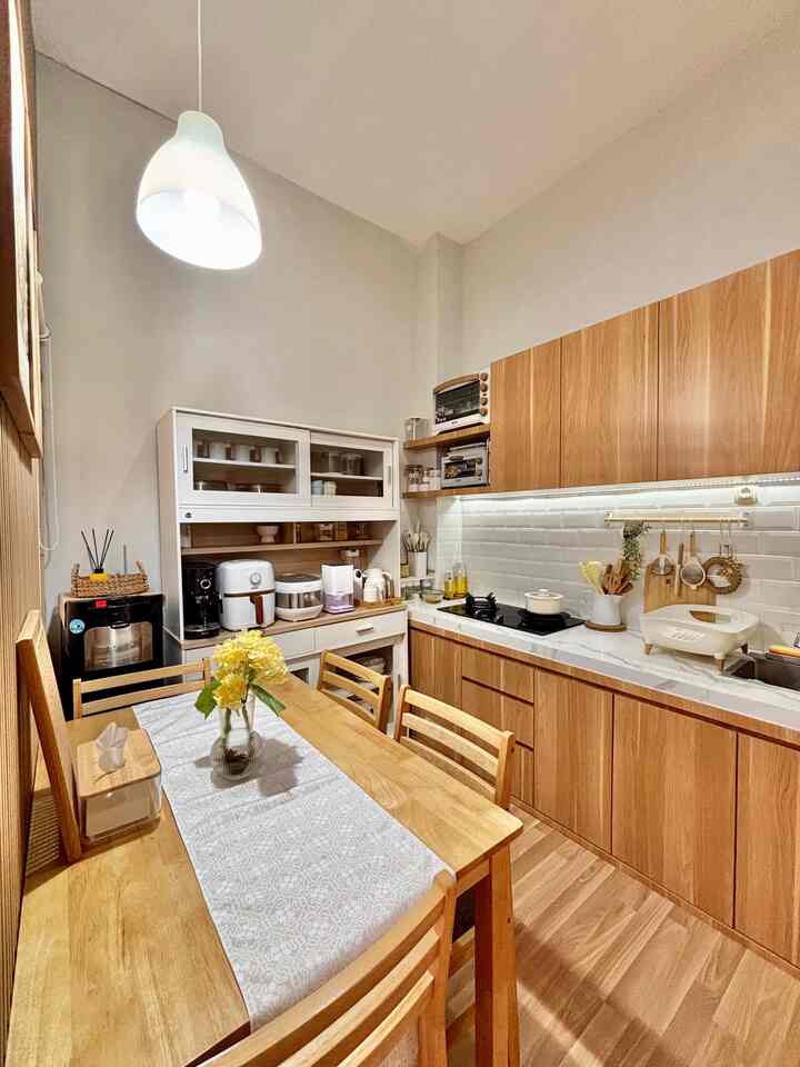 Dapur mungil ini sekaligus jadi satu dengan ruang makan. makanya aku harus bisa menata ruangan yg kecil ini agar tata letak dan penyimpanannya itu optimum.
caranya adalah dg menggunakan lemari dapur dan kabinet kitchen set. dengan begitu semua barang yg ada punya rumah/wadahnya masing-masing 🥰✨

#DapurMungil #DapurMinimalis #Kitchen #kitchenIdeas #HomeDecor #KitchenInspiratio  #LemariDapur #RakDapur #MejaMakanMinimalis #Dapur #HomeSweetHome