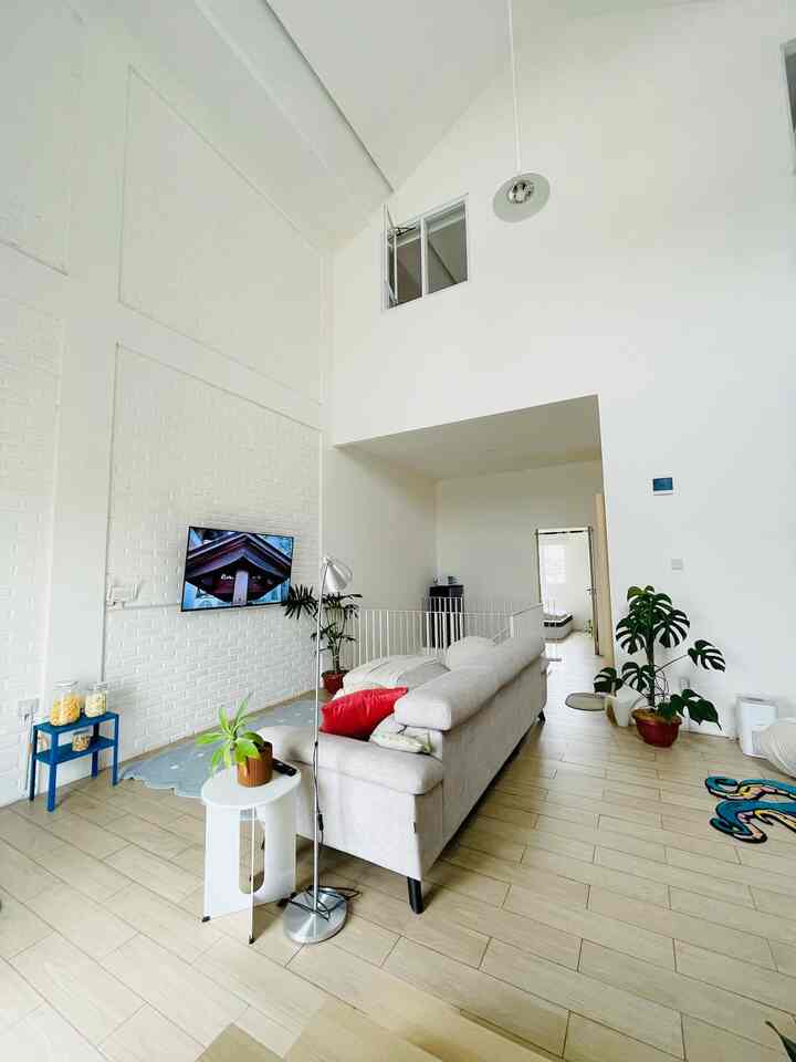 Love high ceiling so bad! Apalagi dengan menambahkan void di tengah, jadi makin lega kesannya. Padahal luas tanah cuma 93m, tapi bisa dapet living room sebesar ini—not bad lah. Sirkulasi udara pun jadi lebih oke ditambah adanya pintu dan jendela yang besar, bikin #RumahSeupil cerah dan dingin. #AtapTinggi #VoidRumah #RumahLega #RumahOpenSpace #JendelaRumah #AtapRumah #TipsRumahKecil