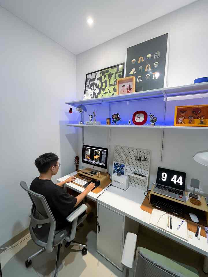 Liatin paksu yang lagi ngedit foto buat O!House nih 📷🖥️✍️
Jadi semua foto-foto yang ada di O!House dan Instagram Casatela tuh hasil jepretan dia. Aku bantuin buat rapi-rapi areanya aja🫶

#kursikantor #mejakerja #kabinet #dudukanmonitor #lampuledstrip #lampumeja #containermainan #papanberlubang #framefoto #homeoffice #inspirasiruangkerja #stylingruangkerja #dekorasiruangkerja