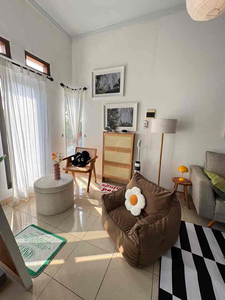 Area deket jendela ini jadi salah satu tempat favorit buat ngobrol sama suami 😍kalau tetangga area fav nya diamana nih?


#sudutfavorit #sofamini #standingmirror #standingfloorlamp #lursirotan #raksepau #gordenlinen #kesetaesthetic 