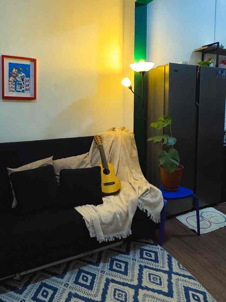 Karpet bulu biru putih ini bikin suasana di living room makin outstanding✨

Ditambah dengan throw blanket sofa yang sengaja kami pilih warna cream supaya menetralkan warna warni lainnya… 

#KarpetMinimalis #KarpetBiru #ThrowBlanket #RekomendasiFabric
#FabricStyle #SentuhanTekstil