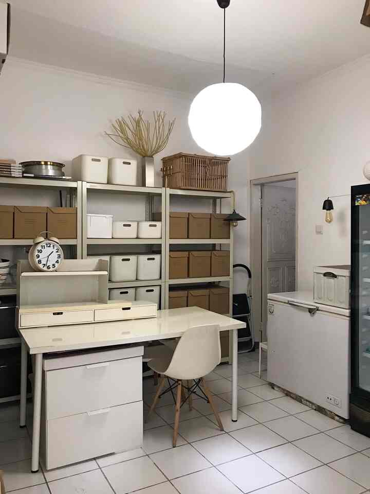 Gudang bersih tempat nyimpen barang-barang yang sifatnya lebih “dirawat” dibanding dengan gudang satu lagi yang lebih random isinya. Selain untuk menyimpan barang, ruangan ini juga dipakai untuk packing pesanan jualanku. Isi dari kotak-kotak itu cuma aku yang hafal karena ga ada yang boleh nyentuh ruangan ini selain aku atau tanpa sepengetahuanku. Alasannya supaya biar gampang cari barang karena yang beresin cuma satu orang aja.

#storageroom #gudang #ruangpenyimpanan #ikea #ikeahome #rumahtanpasekat #openspacehousr