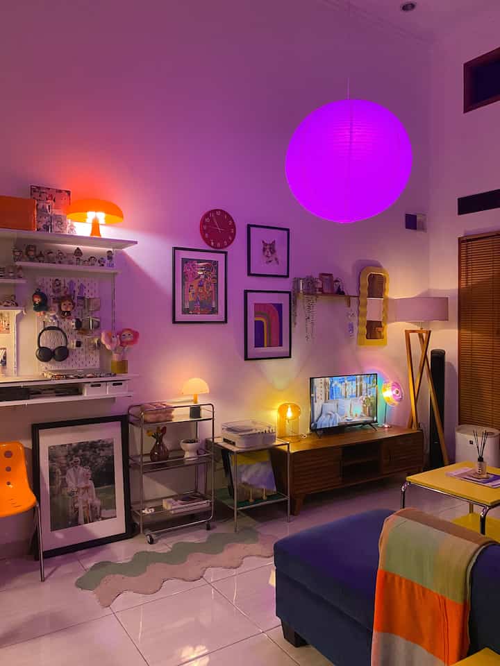 Menaruh throw blanket pada sofa tak hanya sebatas sebagai aksen dekoratif yang mempercantik ruangan, namun juga fungsinya sebagai selimut hangat bagi keluarga saat menonton TV di malam hari 📺🌜

Sesuai tema ruang tamu yang colorful, kami memakai throw blanket bermotif kotak-kotak berwana-wani dari series SKUGGBRAKEN brand IKEA ✨

Throw blanket ini tak hanya memberi kesan hangat dan nyaman namun juga membawa kesan ceria dan bahagia saat menghabiskan momen bersama keluarga di ruang tamu kami 🛋️

#ThrowBlanket #SelimutSofa #SelimutMotif  #LampuRuangTamu #KarpetEstetik  #RekomendasiFabric #FabricStyle
#SentuhanTekstil