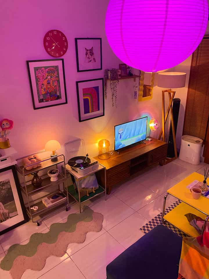 Sejumlah lampu di area meja TV kami 💡📺

Pencahayaan seperti ini menjadi ciri khas area ini. Memadukan pencahayaan warna ungu dari mood lamp dengan warm light dari sejumlah lampu dekoratif 💜💛

Hasilnya memberi kesan hangat di malam hari dan membawa suasana ceria/bahagia saat menonton TV bersama keluarga ✨

#LampuEstetik #LampuMinimalis #LampuRuangTamu #KarpetMotif #MejaEstetik #MejaTV #MidCenturyModern #LivingRoom 