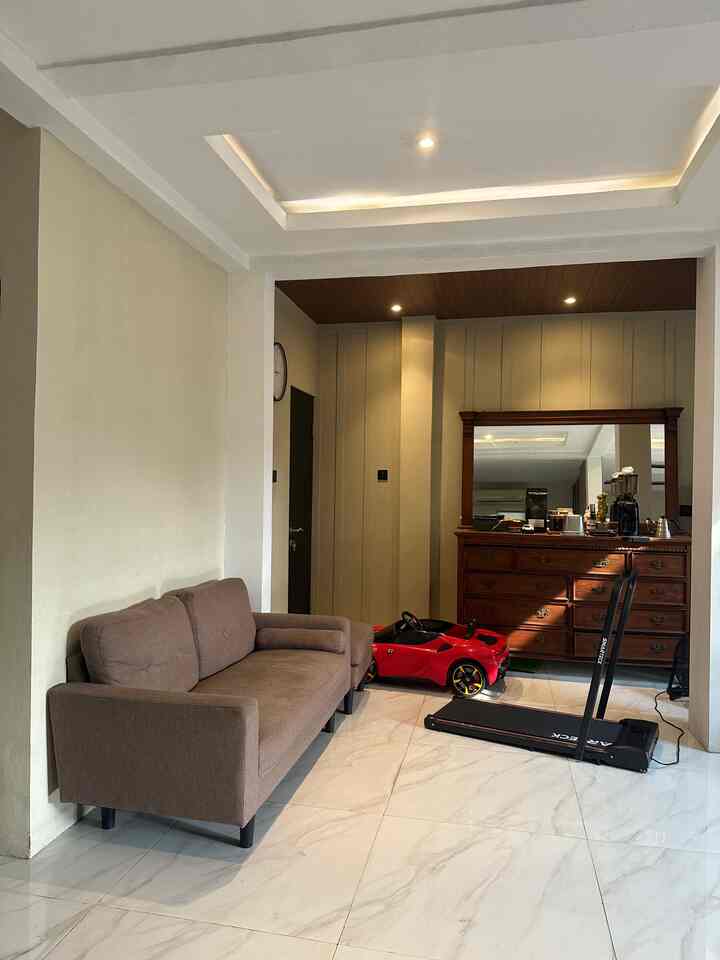Living room yang dijadikan multifungsi untuk melakukan olahraga tipis tipis menggunakan walking pad, karena walking pad ini portable bisa lipat sehingga gak masalah meletakkan walking pad ini di ruang keluarga, jd tdk ada alasan untuk tdk berolahraga dirumah ya ♥️

#sofaminimalis #lampuspotlight #catantibacterial #walkingpad #pvc #mdf #hmr #wallbatten #walldecor
