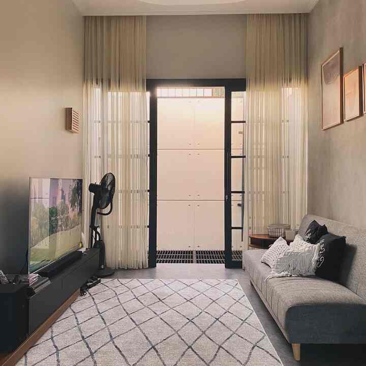 Inspirasi penggunaan karpet di ruang keluarga bisa jadi alternatif untuk menambah space saat berkumpul untuk menikmati acara TV kesayangan bersama sama , tidak lupa memilih warna yang senada dengan tone di Casa Dineshcara yang sedikit memiliki sentuhan industrial 🤎 #kipasangin #macrame #karpetabu #sofaabu #rekomendasifabric #fabricstyle #sentuhantekstil