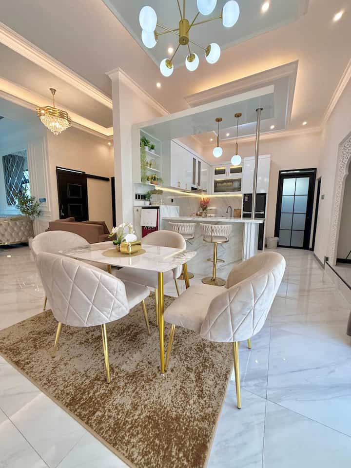 This dining room used to be empty, there was only a dining table set. But after adding a carpet, the dining room atmosphere became more comfortable. Then on the dining table I added a small tablecloth, tissue holder, fruit basket and flower vase to make the dining table more lively. Sometimes what makes it comfortable is not about the price of the goods, but how we arrange and enjoy them ✨
#HousePaintColor #Cat #DekorasiEstetik #SmallDecoration #DecorativeItems