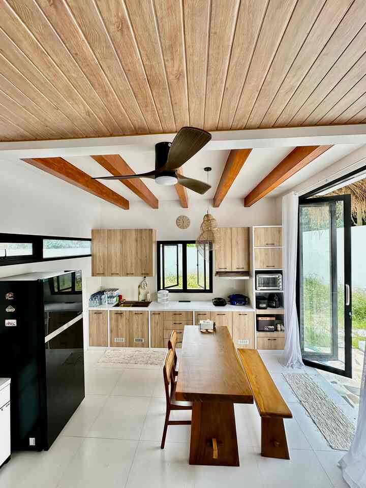 ✨ Kitchen Set Impian: Checked! ✨
Untuk dapur impianku, aku pengen banget nuansa ala vila-vila Mediterania—serba putih dengan sentuhan kayu yang hangat, plus plafon dengan aksen balok kayu yang khas.
Berjam-jam aku scrolling Pinterest (ngaku deh, siapa yang juga gitu? 🙈) demi cari inspirasi yang bener-bener pas di hati.

Aslinya, bagian putih di dapur Mediterania biasanya terbuat dari cor-cor-an. Tapi demi menghemat budget, aku akalin pakai MDF aja—dan ternyata hasilnya tetap cantik maksimal!

Sedangkan balok kayu di plafon itu… ak pakai woodplank atau listplank yang dicat motif kayu. Tapi begitu jadi, hasilnya persis seperti bayanganku. Sederhana, tapi ngena!

Bersama tim desain interior yang langsung paham sama semua maunya aku—tanpa drama, tanpa ribet—kitchen set idaman ini akhirnya resmi jadi kenyataan.
Sekarang masak jadi lebih semangat…

#kitchenset #kitchensetminimalis #woodplank #listplank #mydreamkitchen #kitchenrenovation #kitchenstyling #mdf #plavonpvc #kipasplafon #lampugantung #lampugantungrotan #jamdindingestetik #rug #kesetpanjang #kesetpanjangestetik
