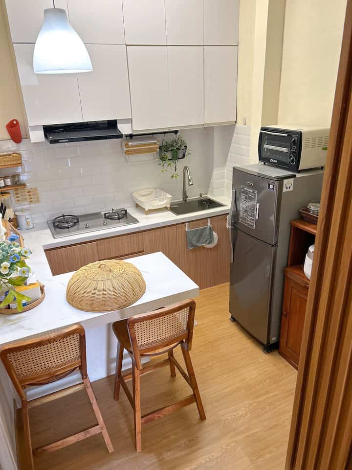 Sesuai dengan namanya "Rumah Tumbuh"
Jadi perubahannya juga sedikit demi sedikit hehe
Mulai dari sebelumnya dapur aku yang hitam putih, dan ada masalah di sink bocor (slide 3) jadi aku putuskan untuk renovasi dapur.

• Disini aku renov bagian top table dan pasang kitchen set baru karena aku ingin dapur dengan tone white and wood (slide 5 & 6) 🤍✨

• Lalu aku pasang SPC flooring, karena ingin dapur terasa lebih homey (slide 7)

• Dan terakhir aku pasang tambahan kabinet kitchen set untuk memaksimalkan penyimpanan barang 🫶🏻✨

#KeramikSubway #SPCLantai #BungaArtificial #WPC #MyDreamKitchen #KitchenRenovation #KitchenStyling 