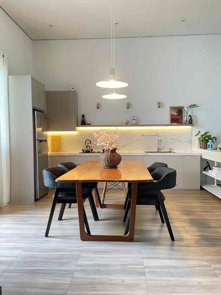 Hai, guys! Pernah kepikiran gimana sih dapur impian minimalis yang estetik itu dibikin? 😅

"Sering kan kita lihat di Pinterest atau Instagram, dapur-dapur cantik yang clean dan fungsional banget? Nah, aku mau kasih tau nih, prosesnya itu nggak instan, tapi seru! Ada tiga tahap utama yang telah aku lewati."

 "Pertama, itu perencanaan dan desain awal! Ini krusial banget. Kita harus ukur ruangan dengan detail banget, menentukan mau gaya minimalis yang kayak gimana, mau warna apa, dan yang penting: budget kita berapa. Terus, kita bikin denah atau sketsa 3D. Di tahap ini, kita udah harus mikirin penempatan kompor, wastafel, kulkas, biar alur masaknya efektif! Kunci minimalis itu kan 'simpel tapi fungsional', ya kan?"

"Lanjut ke tahap kedua: pemilihan material dan peralatan! Nah, ini nih yang bikin dapur minimalis dan modern. Kita pilih material kabinet yang kesannya bersih dan nggak banyak detail, seperti kabinet ini yg handleless dengan warna netral abu-abu muda yang keliatan elegan banget. Untuk top table, aku pilih top table dengan metode cor yg di lapisi dengan granit glossy berukuran 60x120cm yang mudah di bersihkan, Juga tidak lupa peralatan dapur built-in, biar rapi dan nggak makan tempat!"

"Setelah semua udah beres, masuk ke tahap ketiga: produksi dan instalasi! Di tahap ini, semua material tadi dipotong, difinishing, terus dirakit di bengkel. Setelah itu, baru deh dikirim ke rumah kita buat dipasang. Tukang-tukang profesional bakal pasang kabinet, top table, wastafel, kompor, sampai semua aksesorisnya. Mereka pastiin semuanya presisi dan kuat. Hasilnya? Dapur minimalis modern impian pun siap dipakai!"

 "Gimana? Ternyata prosesnya nggak sesimpel kelihatannya, tapi worth it banget kan hasilnya? Dapur minimalis itu nggak cuma estetik, tapi juga bikin kita makin semangat masak dan betah di dapur. Karena dapur yang rapi itu kunci hati yang tenang!" ❤️

#KitchenSet #KitchenSetMinimalis #WarnaCatRumah #DecorasiEstetik #SmallDecorItems #DecorativeItems


