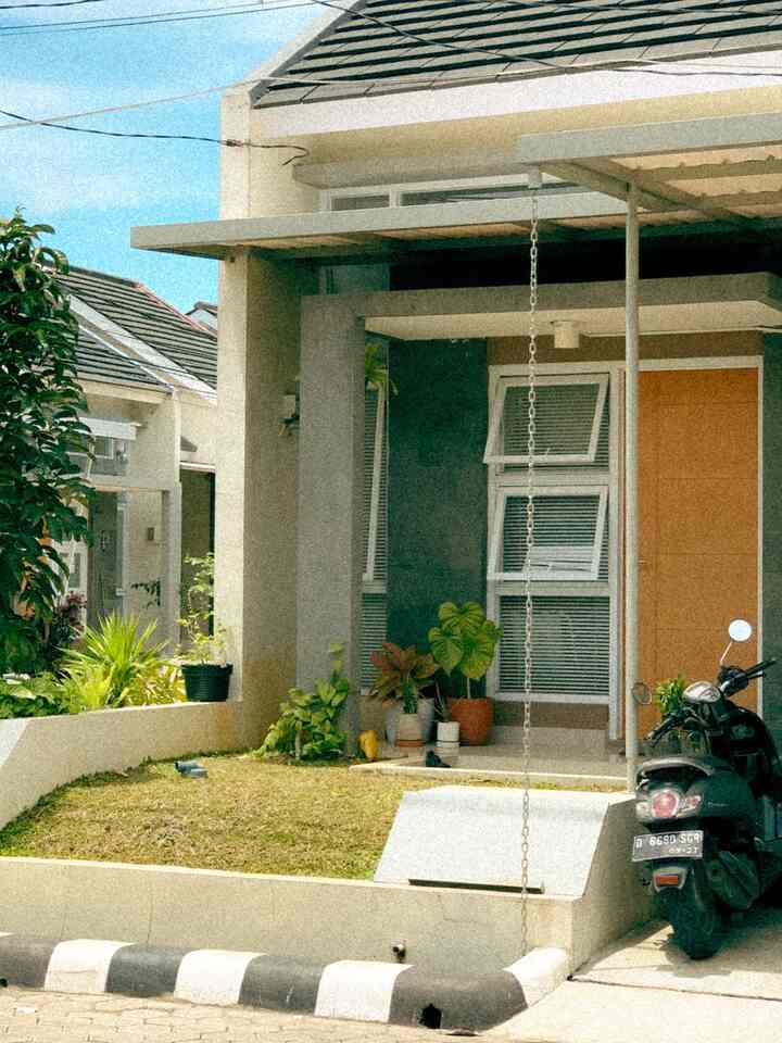 Bagi kami, tanaman bukan sekadar dekorasi.
Ia adalah napas yang memberi hidup,
elemen estetika yang tak pernah absen—baik di dalam, maupun di luar rumah.

Hadirnya selalu membuat ruang terasa lebih hangat,
lebih homey, lebih segar.
Sirkulasi pun terasa lebih lega,
seolah daun-daunnya ikut membantu rumah bernapas.

Itulah kenapa, di sela hari-hari,
kami terus merawat mimpi kecil:
membangun taman tropis di samping rumah.
Tempat hijau untuk bernaung,
untuk beristirahat, dan untuk terus bertumbuh—bersama.

#Pot #Vas #pottanahliat #vaskaca #vaskeramik #potterracota #monstera #sirihgading #pandanbali #aglonema #kamboja #tabebuya #calathea #DekorasiEstetik #SmallDecorItems #DecorativeItems