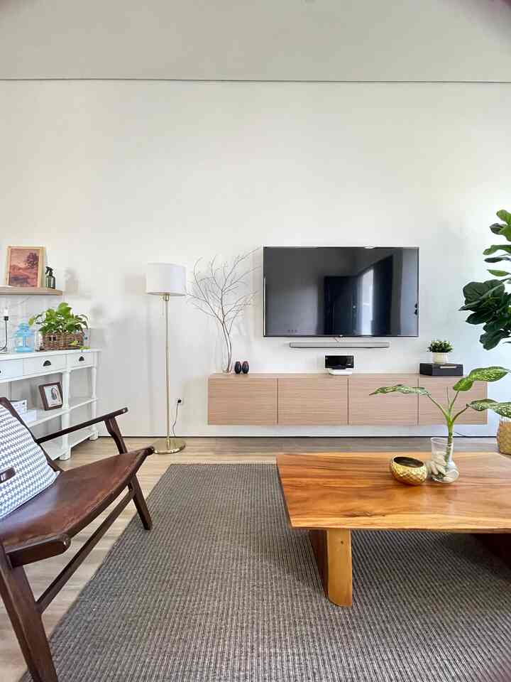 Dekorasi adalah proses yang personal. Jangan takut untuk mencoba hal hal baru dan mengubah penataan sampai menemukan apa yang paling cocok untuk kita dan keluarga.
Supaya biaa menciptakan ruang keluarga yang tidak hanya indah indah tetapi juga fungsional dan nyaman buat seluruh keluarga. 
Selamat mendekorasi ❤️

#WarnaCatRumah #PlafonGypsum #DekorasiEstetik #SmallDecorItems #DecorativeItems