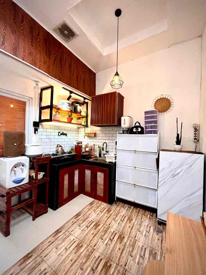 Hi, welcome back to Kitchen and Dining simonacasa🥰

Our kitchen renovation step by step is because it was DIY (homemade) by my husband hehe😁

Slide 2, Our developer's outdoor kitchen was renovated into an indoor kitchen☺️

Slide 3 and slide 4, the indoor kitchen renovation started by my husband🥰

Starting from the Gypsum Ceiling, it was installed by himself and the total renovation of this ceiling was around 800 thousand😍

Classic industrial style iron rack with the capital to buy wood and iron, the total budget is around 400 thousand😍

Homemade dish rack from PVC wall panels, budget 80 thousand/pcs, with details of 2 pcs of wall panels 160 thousand and other costs (glue, iron rack) 150 thousand also made by my husband🥰

For the kitchen wall tiles, we initially bought them randomly with a checkered model, we hadn't thought about the color matching the kitchen concept we chose now, finally we replaced it temporarily with kitchen wallpaper stickers 😍

Masha Allah Alhamdulillah I am comfortable with the current kitchen feel, next I will replace the kitchen tiles from the developer with wood grain patterned tiles, some of which have been installed 😍

Hopefully Inspiring with DIY from simonacasa🥰

#KitchenSet
#KitchenSetMinimalis
#Gypsum Ceiling
#PVC Ceiling
#HomePaintColor
#Wallpaper
#AestheticWallpaper
#Paint
#MyDreamKitchen
#KitchenRenovation
#KitchenStyling
#KitchenRenovation
#LowBudgetRenovation
#DIYRenovation
#HomemadeRenovation
#LowBudgetKitchenRenovation