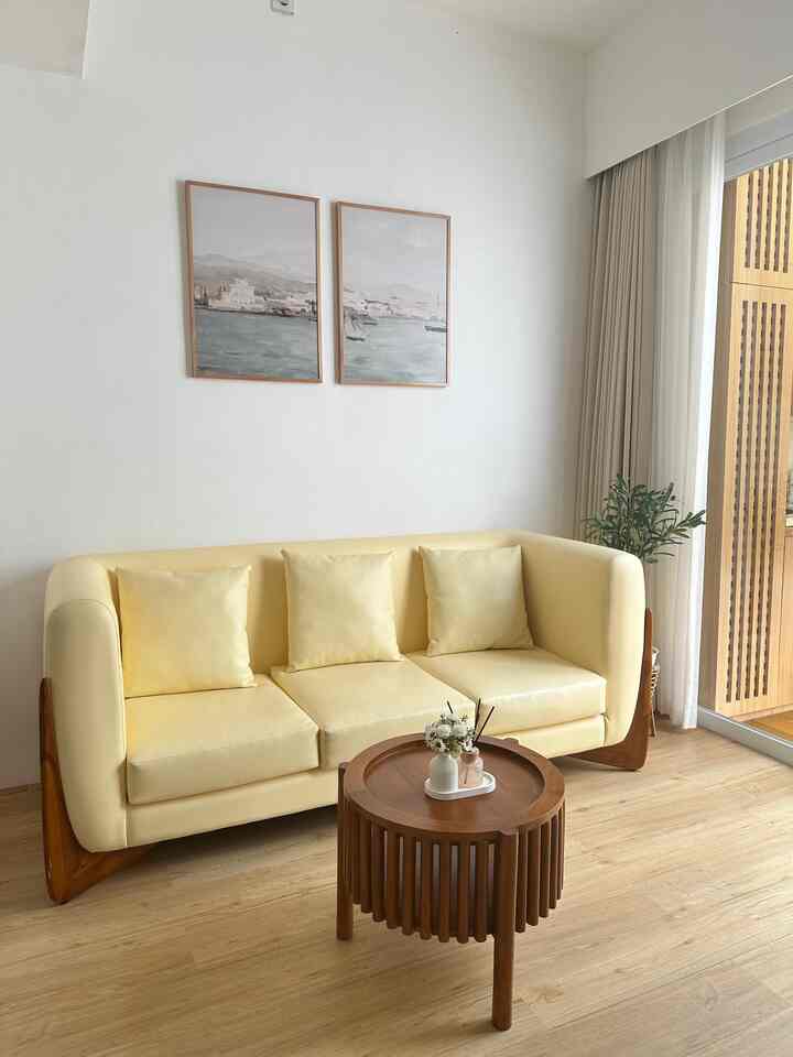 Dua lukisan sederhana ini bukan sekadar hiasan dinding, tapi titik tenang di antara ruang yang bersih dan minimalis. Terinspirasi dari pemandangan pelabuhan yang tenang, lukisan ini sengaja dipilih untuk membawa nuansa damai ke sudut ruang keluarga kami.

Warna-warna pastel yang lembut menyatu dengan tone ruangan, berpadu dengan tirai putih dan cahaya natural yang masuk dari jendela. Penempatan dua lukisan ini juga memberi kesan seimbang dan simetris, menciptakan visual yang menenangkan tanpa terasa penuh.

Dalam ruangan dengan dominasi warna netral dan aksen kayu hangat, kehadiran lukisan ini jadi pengingat bahwa rumah tak harus ramai untuk terasa hidup. Kadang, ketenangan justru datang dari hal-hal kecil yang kita pilih dengan hati. 🌿🎨


#WarnaCatRumah
#DekorasiEstetik
#SmallDecorItems
#DecorativeItems
#LukisanDinding