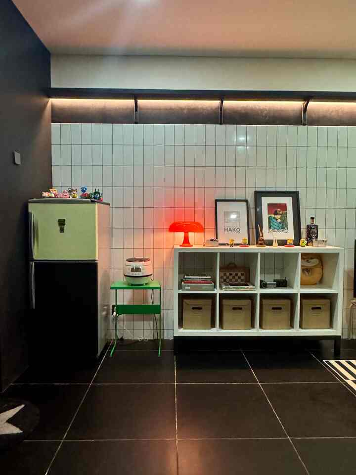 Di Hakohus dekorasi di setiap ruangan belum terlalu banyak, tapi di situ keseruannya karena bisa mencicil satu demi satu dekorasi untuk mempercantik ruangan.

Kalian ingin produk dekorasi yang saya pakai?
Klik blue plus button di postingan ya ^•^

#DekorasiRumah
#Dekorasiestetik
#Potbunga
#PenyimpananTerbuka
#SmallDecorItems
#DecorativeItems
#LampuMeja
#LampuGantung
#Pigura