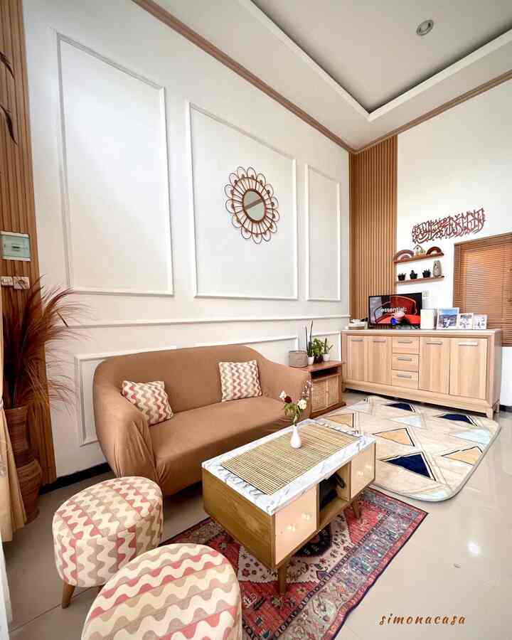 Hi, welcome back to Living Room simonacasa🥰

Untuk ruang tamu ini dulunya masih polosan, kita dekor dengan wall moulding dan wallpanel pvc serba DIY hehe🥰

Untuk mempermanis ruang favorit keluarga, kami tambah hiasan cermin rotan, kaligrafi kayu, rak dinding kayu, jam dinding kayu, rak hexagonal, hampir semua nuansa kayu dirumah ini 😁

Cek produk simonacasa di product tag (blue button ) ya, yuk samaan dan semoga menginspirasi 🥰

#PlafonGypsum
#PlafonPVC
#Dekorlivingroom
#WarnaCatRumah
#WallpaperDinding
#WallpaperEstetik
#Cat
#dekorasiruangtamu 
#DekorasiEstetik
#SmallDecoritems
#DecorativeItems
#WallMoulding
#WallpanelPVC
#RakHexagonal
#KaligrafiKayu
#RakDindingKayu
#VasBungaKayu
#VasBungaKeramik
#VasBungaPotSemen
#ruangtamu 
#DekorRuangTamu
