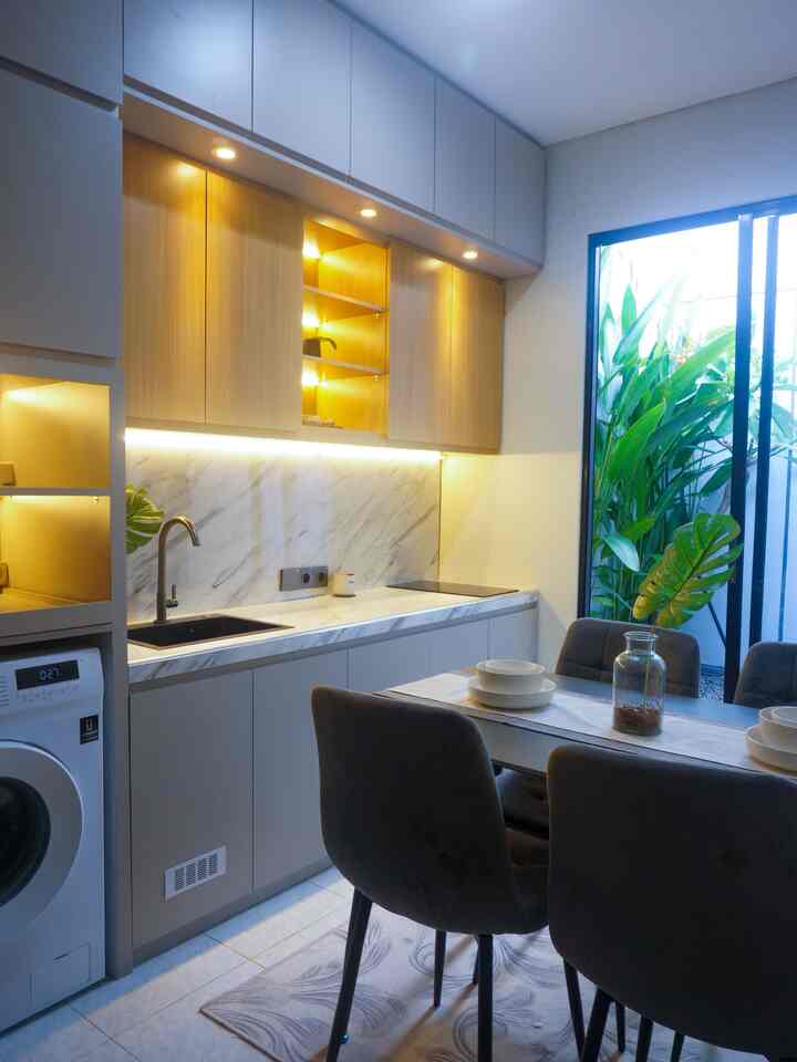 Nggak nyangka dapur selempeng ini bisa berubah total dengan nambah kitchen set, lighting, dan meja makan minimalis! ✨
Bukti kalau dapur mungil pun bisa tampil maksimal asal tahu triknya.
👉 Swipe buat lihat beforenya!

#KitchenSet #KitchenSetMinimalis #MejaMakanMinimalis #HPL #LEDStrip #MyDreamKitchen #KitchenRenovation #KitchenStyling