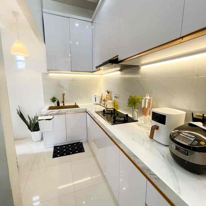 Dapur impian selama menikah dan terwujudnya  dalam usia pernikahan 10th,kitchenset dengan sentuhan warna putih dengan perpaduan gold yang membuat kesan lebih mewah.
Dan sentuhan kecil dampak maksimal dengan pencahayan bawah kabinet dan penataan rapi membuat dapur mungil ini terasa modern,luas dan nyaman di gunakan.


#kitchenset
#kitchensetminimalis
#MyDreamKitchen
#KitchenRenovation
#KitchenStyling
#Dapurimpian
#Dapuridaman 
#dapur
