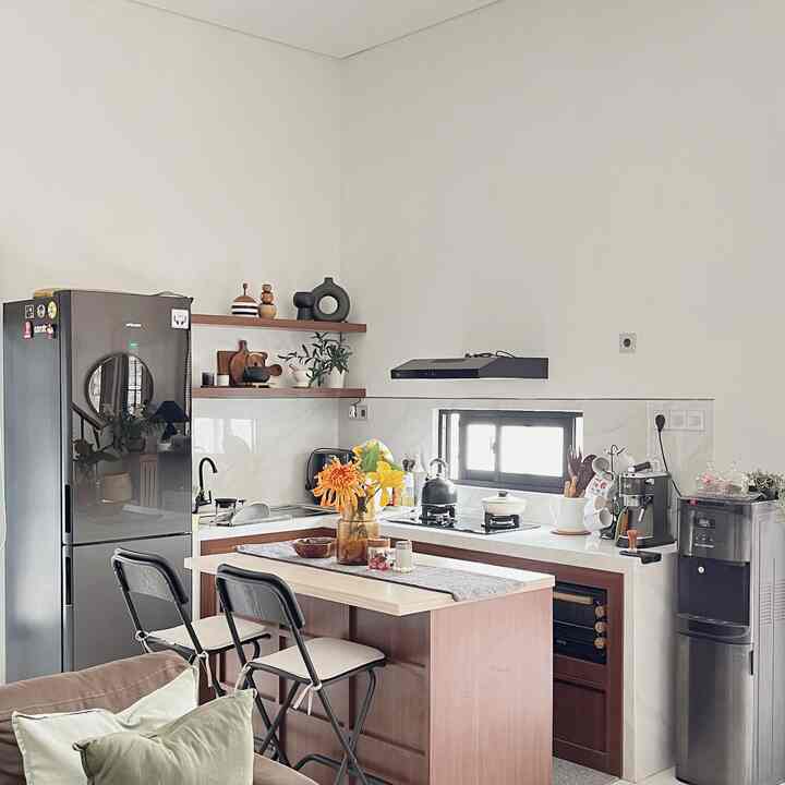 Hi Monday ☀️

Cukup cerah hari ini, dapur dengan layout berbentuk L, memiliki island table yang bisa berpindah tempat. 

Dari awal memang dapur ini menggunakan top table granit dengan teknik di cor ketebalan hampir 20cm. 

Namun berjalannya waktu kami memutuskan untuk menambahkan kabinet pada dapur ini. 

Menurut kami dengan adanya kabinet, dapur ini terlihat lebih rapih & bersih. 
 #KitchenSet #KitchenSetMinimalis #MyDreamKitchen #KitchenRenovation
#KitchenStyling #DapurMinimalis #dapursatukamar #Dapurtanpakabinetatas #DapurKayu 