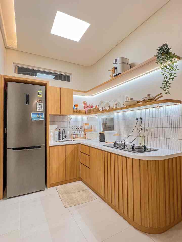 Dapur baru ini bukan sekedar renov, tapi pindah lokasi. Tapi ukuran meja dapur masih sama, masih mempertahankan table top solid surface yang lama, hanya dipoles. Bedanya atas bawah yang tadinya kosong ditambah kitchen set Japandi Style warna natural wood dengan backsplash keramik mosaic tiles.

Lightning memegang peranan penting di dapur. Ada 3 jenis lightning di dapur: lampu LED panel 60x60 sebagai penerangan utama, lampu LED strip si belakang tersembunyi, dan lampu LED strip si bawah ambalan dapur.

Agar dapur tetap rapi, semua barang memiliki storage masing-masing. Namun tetap harus praktis dan dalam jangkauan saat digunakan. Dan yang paling penting, jangan sampai kelebihan barang.

#cattembok #lantaigranit #ledpanel #ledstrip #backsplash #solidsurface #kitchenset #dapurminimalis #hpltaco #mydreamkitchen #kitchenrenovation #kitchenstyling