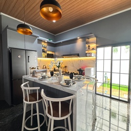 ✨Dapur bukan hanya sekedar tempat memasak, ini adalah ruang cinta, cita rasa dan cerita. Sedikit perubahan di dapur bisa berdampak besar loh tetangga online, yuk sharing perubahan apa yg ada di dapur kalian?!💕
Karena rumah kami temanya open space jadi antara ruang tamu,ruang keluarga dan area dapur jadi satu tanpa sekat. Selain efisiensi ruang, dapur jadi satu dengan area ruang keluarga ini menurut kami menambah keakraban dengan anggota keluarga karena saat menyiapkan makanan di dapur semua anggota keluarga bisa langsung melihat dan menemani jadi suasana memasak lebih asik. Namun jangan lupa untuk menambahkan exhause sebagai penghisap asap saat memasak agar seisi rumah gak bau masakan.
Dapur kami tidak begitu besar hanya berukuran 9m2 dengan bentuk letter L, dan table island sebagai meja makan. Kitchen set kami request banyak kabinet agar barang-barang tersimpan rapi di dalam.
#KitchenSet #KitchenSetMinimalis #PlavonPVC #WarnaCatRumah #MejaGranit #PintuAluminium #CatRumah #MyDreamKitchen #KitchenRenovation #KitchenStyling
