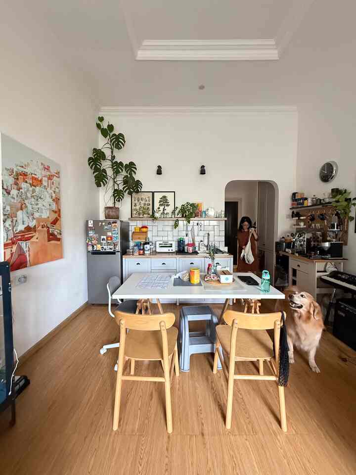 Proses design dapur kami cukup sederhana, dari dinding polos kami pasang backsplash keramik 10x20 dan hanya kami pasang diarea atas aja tdk sampai kebawah utk menghemat biaya
Lalu hanya meletakkan custom furniture pantry dan lemari pendingin
Untuk saluran air cukup simple dikarenakan belakang dari dapur kami adalah kamar mandi sehingga tarikan air bersih dan air kotor cukup dekat
Untuk pemilihan warna juga hanya menggunakan warna netral dan natural seperti putih pada dinding, abu2 sebagai warna netral di badan furniture lalu penggunaan warna kayu pada top table, rak ambalan serta lantai vinyl
#mydreamkitchen #kitchenrenovation #kitchenstyling #kitchenset #kitchensetminimalis #lantaivinyl #catdinding #furnitureHpL #keramikdindingputih