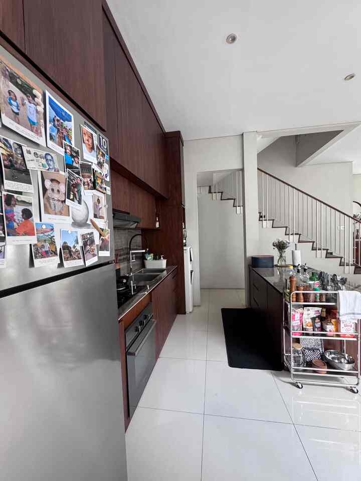 Posisi kitchen dirumah ini tidak berubah dari saat rumah ini kita tinggali, kosong, hanya ada sink dan tob table cor lapis keramik, photo sudah tidak ada jadi maaf tdk bisa ditampilkan beforenya, hanya ada proses pembuatan saja.

Seluruh design kami sendiri yang pikirkan lalu pekerja sudah turun temurun dari jaman Ibu kami ada tukang kayu langganan, hampir semua furniture build ini di rumah menggunakan jasanya.

Material kitchen dari multiplex lalu dilapis teakwood. Karena tampilan dan keawetannya lebih baik dr HPL menurut kami, toptable dan backsplash dari garnite tile slub besar agar tidak ada sambungan. 

Kitchen kami memiliki banyak lemari penyimpanan, agar semua barang bisa tersimpan sehingga tidak berantakan..

#kitchenset #kitchensetminimalis #toptable #backsplashkitchen #kitchencabinet #oventanam #mydreamkitchen #kitchenrenovation #kitchenstyling