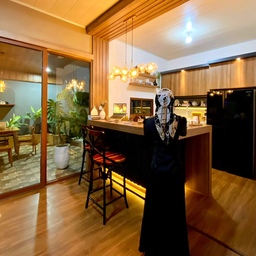 Total Make Over My Dream Open Space Kitchen 
Bermula dari dapur tua yang berukuran 3x2,8 m dan dining room 3,8x3,8 m , Aku menyulapnya menjadi dapur terbuka tanpa sekat dengan tema Modern Kitchen Bar / Modern Home Cafe pada Agustus 2022 yang lalu. Kitchen ini aku desain sendiri, jadi sebelum dapur ini direnovasi semua furniture wajib atau yang harus ada di dapur  80% telah dibeli atau detail ukuran setiap furniture telah diketahui dengan jelas. Ini sangat memudahkan dalam mengatur jarak ideal kitchen impian dan meminimalisir kesalahan di masa datang yang membuat penyesalan berkepanjangan. Praktisnya, karena kitchen ini konsepnya home cafe jadi bar table yang menyatu dengan island dapat sekaligus menjadi dining table. Ini fungsional banget, bar table juga nyaman banget buat nongkrong sambil ngelanjutin kerjaan yang dibawa pulang ke rumah atau mo nonton serial fave juga oka banget karena aku lengkapi dengan smart TV juga😍
#KitchenSet #KitchenSetMinimalis #PlafonPVC #KitchenBar #HomeCafe #HPL #Vinyl #Cat #Dapur #DapurModern #DapurMinimalis #LampuGantung #MyDreamKitchen #KitchenRenovation #KitchenStyling
