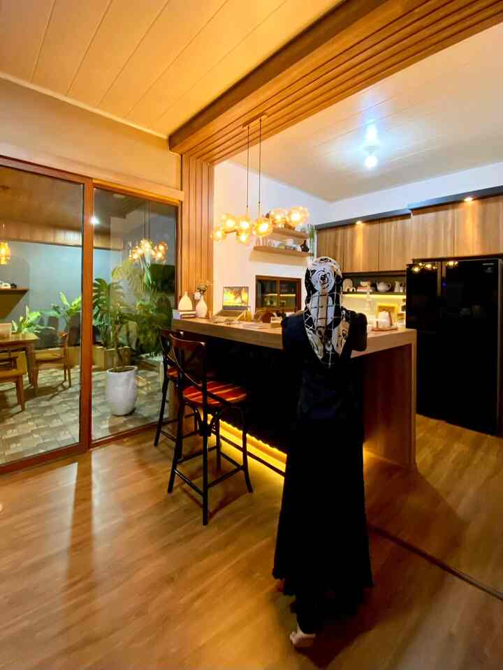 Total Make Over My Dream Open Space Kitchen 

Bermula dari dapur tua yang berukuran 3x2,8 m dan dining room 3,8x3,8 m , Aku menyulapnya menjadi dapur terbuka tanpa sekat dengan tema Modern Kitchen Bar / Modern Home Cafe pada Agustus 2022 yang lalu. Kitchen ini aku desain sendiri, jadi sebelum dapur ini direnovasi semua furniture wajib atau yang harus ada di dapur  80% telah dibeli atau detail ukuran setiap furniture telah diketahui dengan jelas. Ini sangat memudahkan dalam mengatur jarak ideal kitchen impian dan meminimalisir kesalahan di masa datang yang membuat penyesalan berkepanjangan. Praktisnya, karena kitchen ini konsepnya home cafe jadi bar table yang menyatu dengan island dapat sekaligus menjadi dining table. Ini fungsional banget, bar table juga nyaman banget buat nongkrong sambil ngelanjutin kerjaan yang dibawa pulang ke rumah atau mo nonton serial fave juga oka banget karena aku lengkapi dengan smart TV juga😍

#KitchenSet #KitchenSetMinimalis #PlafonPVC #KitchenBar #HomeCafe #HPL #Vinyl #Cat #Dapur #DapurModern #DapurMinimalis #LampuGantung #MyDreamKitchen #KitchenRenovation #KitchenStyling


