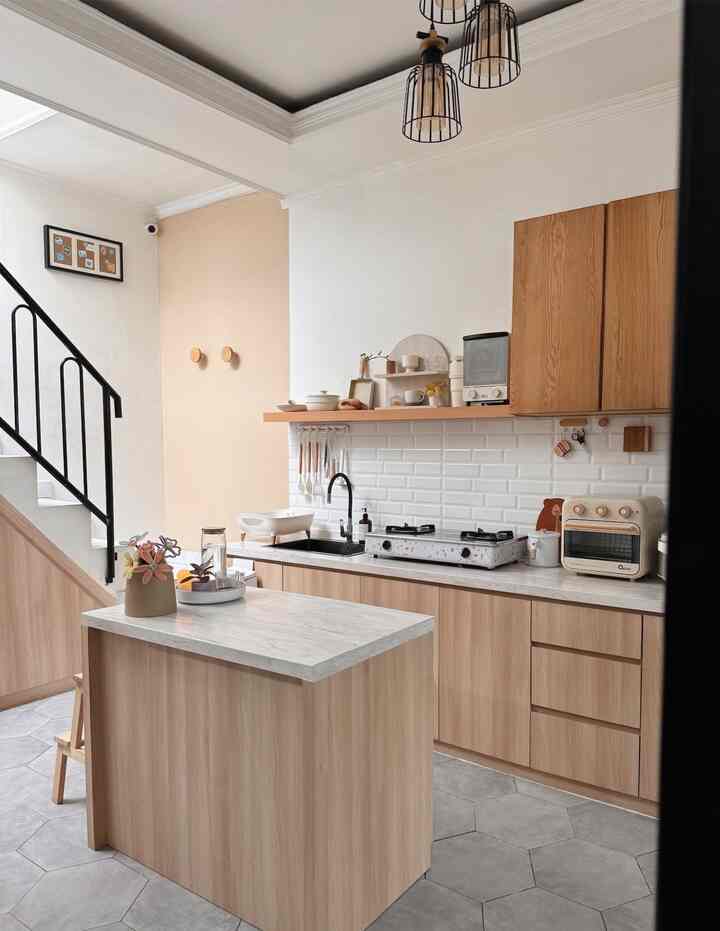 Kabinet kitchen ala meja island 😍
Sering dikira meja island, padahal ini adalah kitchen set bawah.
Awalnya kitchen set yang ada di dapurku ini berbentuk L, dari awal emang bentuknya mirip seperti meja island yang dibuat agak menjorok kedalam sedikit. Lalu karena penyimpanan didalamnya tidak maksimal, akhirnya kita lepas dan sekarang bisa dipindah2 penempatannya.
Bisa disimpan ditengah dapur sebagai meja makan atau disimpan deket ke tembok  sebagai area pantry/stok makanan.



#MyDreamKitchen
#KitchenRenovation
#KitchenStyling
#KitchenSet
#KitchenSetMinimalis
#DapurMinimalis
#WarnaCatRumah
#LantaiDapur
