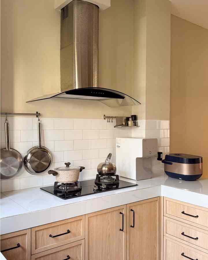 Pas awal pindah rumah, dapur ini jauh banget dari dream kitchen kami.

Warna dinding, layout, semua kami ubah total waktu renovasi. Karena pengen area yang tetap terasa lega dan nggak sempit, kami desain ulang dari awal. Termasuk satu hal yang udah lama pengen punya: kitchen island🧡

Sekarang, setelah 3 tahun nemenin masak memasak, bikin teh, kopi, rasanya nggak ada yang disesali. Dari yang awalnya kosong banget, sekarang tiap sudutnya makin berasa hidup dan penuh cerita.

#MyDreamKitchen #KitchenRenovation #KitchenStyling #CookerHood #LemariDapur