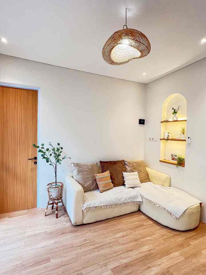 Dekorasi untuk living room kami yang minimalis difokuskan pada arch wall tempat meletakkan segala macam perintilan. Kami ingin menjaga ruang tamu selega mungkin karena ada toddler aktif, jadi fungsi dan kenyaman tetap diutamakan tanpa mengurangi estetika.

#Dekorasiestetik #smalldecoritem #decorativeitem #lantaivinyl #archwall #cattembok #sofacustom
