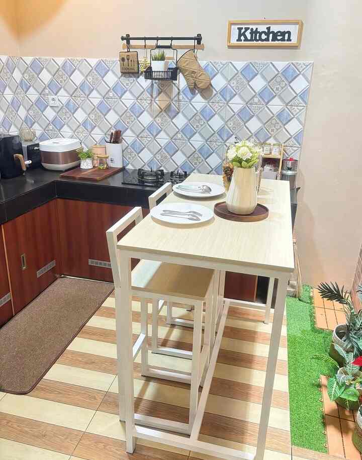Kirchen dengan luas sekitar 3 meter ini, dibuat menyatu dengan dining room . Konsep ruangan minimalis dengab furniture yang simple.

Dapur ini , awalnya tidak memiliki penutup kolong dapur . Kolong dapur hanya ditutupi dengan gorden sesuai nada.

Seiring dengan perkembangan ide tentang dekorasi rumah, akhirnya buat penutup kolong dapur sendiri dengan bahan PVC. Dengan modal yang terjangkau bisa menciptakan suasana dapur yang nyaman


#mydreamkitchen
#kitchenrenovation
#kitchenstyling
#kitchensetminimalis
#catdapur
#pvc