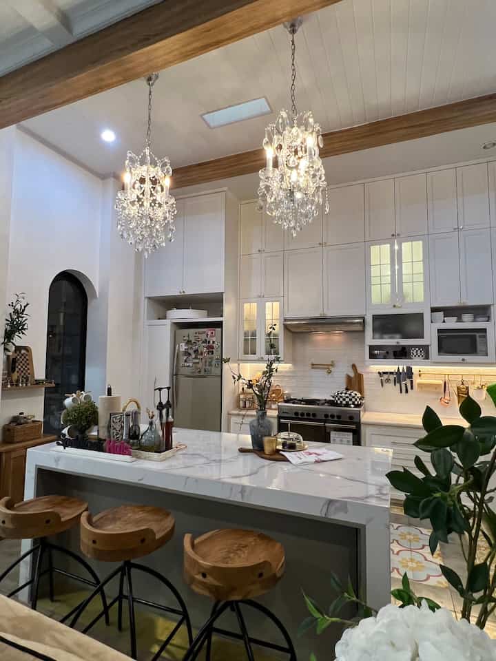 𝙈𝒂𝙟𝒐𝙧 𝙍𝒆𝙣𝒐𝙫𝒂𝙩𝒊𝙤𝒏 di #rumahlimut di tahun 2022 diantaranya adalah perubahan pada area dapur.
Proyek pengerjaan diantaranya adalah:
♣️ Penerapan konsep 𝒐𝙥𝒆𝙣 𝙥𝒍𝙖𝒏 dengan menghilangkan tembok antara area keluarga dengan dapur dan menggantinya dengan meja 𝙞𝒔𝙡𝒂𝙣𝒅 sebagai objek transisi.
♣️ Penambahan 𝙋𝒂𝙣𝒕𝙧𝒚 sebagai area penyimpanan bahan makanan.
♣️ Menambah tinggi plafon dapur agar ruang penyimpanan di area kabinet dapat menampung lebih banyak.
♣️ Menambah area 𝙗𝒂𝙠𝒊𝙣𝒈 tersendiri. 

#KitchenSet
#KitchenSetMinimalis
#PlavonPVC
#WarnaCatRumah
#WallpaperDinding
#WallpaperEstetik
#Cat
#MyDreamKitchen
#KitchenRenovation
#KitchenStyling
#kitchentransformation 
#LampuGantung 
#LampuKristal 
#sinkdapur