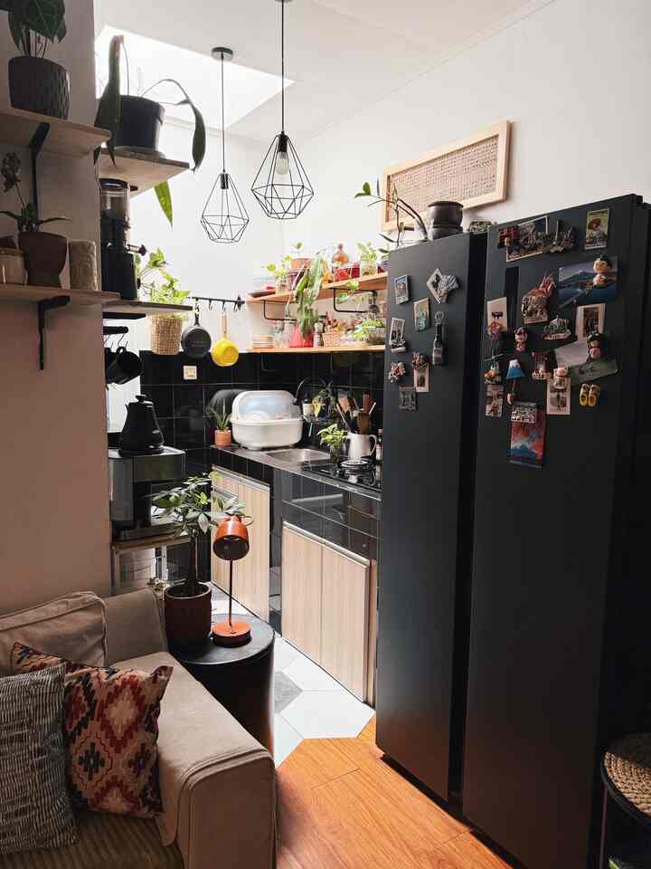 Kondisi dapur saat pertama kali pindah tidak ada yg berubah. karena ini adalah rumah existing, jadi sudah tersedia meja beton u/ masak & sink cucian piring.
lalu saya tambahkan ambalan kayu solid dengan penopang dari besi hitam.

Karena saya tidak pakai kitchen set costum, jadinya saya pake cabinet beli jadi di shopee
dengan sedikit styling, dapur ini bisa sedikit estetik hihi

#MyDreamKitchen
#KitchenRenovation
#KitchenStyling
#LantaiSPC
#LampuGantungRotan
#Kulkas2Pintu
#wallbatten
#ambalankayu
#dapurtanpakitchenset
#ruangmakanminimalis
#botolikea
#cangkirestetik
#gelasestetik
#lampugantung