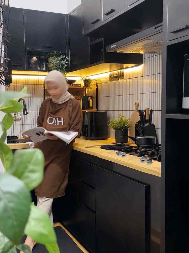 —— Transformasi Dapur Gang Senggol

Sebenarnya dapur ini yang bikin akun aku rame banget di Ohouse yang katanya inspiratif 🥹

Padahal dapur mungil yang kaya gang senggol ini cuma punya lebar 1,65 m dan panjang 4,8m.
Bukan juga tipe open space kitchen, karena kita beli rumah ini sudah bawaan developer dan ada sekat antara ruang keluarga dan dapur.

Dulunya dapur ini bertema open kitchen (slide 6) jadi belum ada kabinet dapur, cuma kami tambahkan ambalan untuk menyimpan stok bumbu dapur, tapi memang terlihat lebih berantakan.

Setelah menempati rumah 5 tahun, kami ada sedikit rezeki mengubah dapur dan menambah kabinet / kitchen set dengan berwarna full black. Backsplash dan top table kami lapisi dengan wallstiker agar hemat budget (slide 5).

Akhirnya inilah dapur kami yang sekarang, setelah ikut ohouse dari season 3-5, alhamdulillah benefit dari ohouse aku tabung dan aku gunakan untuk merenovasi dapur, dengan mengganti backsplash, mengganti sink bawaan developer, dan menambah vynil lantai dapur.

Terima kasih O!House, untuk ilmu dan pengalaman yang luar biasa ini. Terima kasih juga sudah support rumah mungil bawaan developer ini, yang tadinya biasa, jadi luar biasa 🥹🩵.


#backsplash #kitchenbacksplash #smallkitchen #kitchensink #kitchenset #kitchenkabinet #vynillantai #MyDreamKitchen #KitchenRenovation
#KitchenStyling #dapur #transformasidapur #renovasilowbudget
