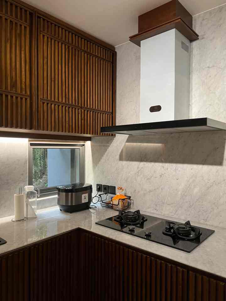 Dari awal udah punya bayangan kitchen ini mau kita buat design yg timeless & fungsional. Makanya saat kita renov area kitchen untuk kita pasang kitchen setnya, kita langsung buat kitchen set dengan material kayu dan marmer agar durabilitasnya lebih panjang. Pencarian dan pemasangan marmernya juga ga mudah karena full 1 dinding kita marmer, tapi setelah jadi benar-benar puas!✨ #kitchenset #kitchensetminimalis #kitchenmidcentury #mydreamkitchen #kitchenrenovation #kitchensytling