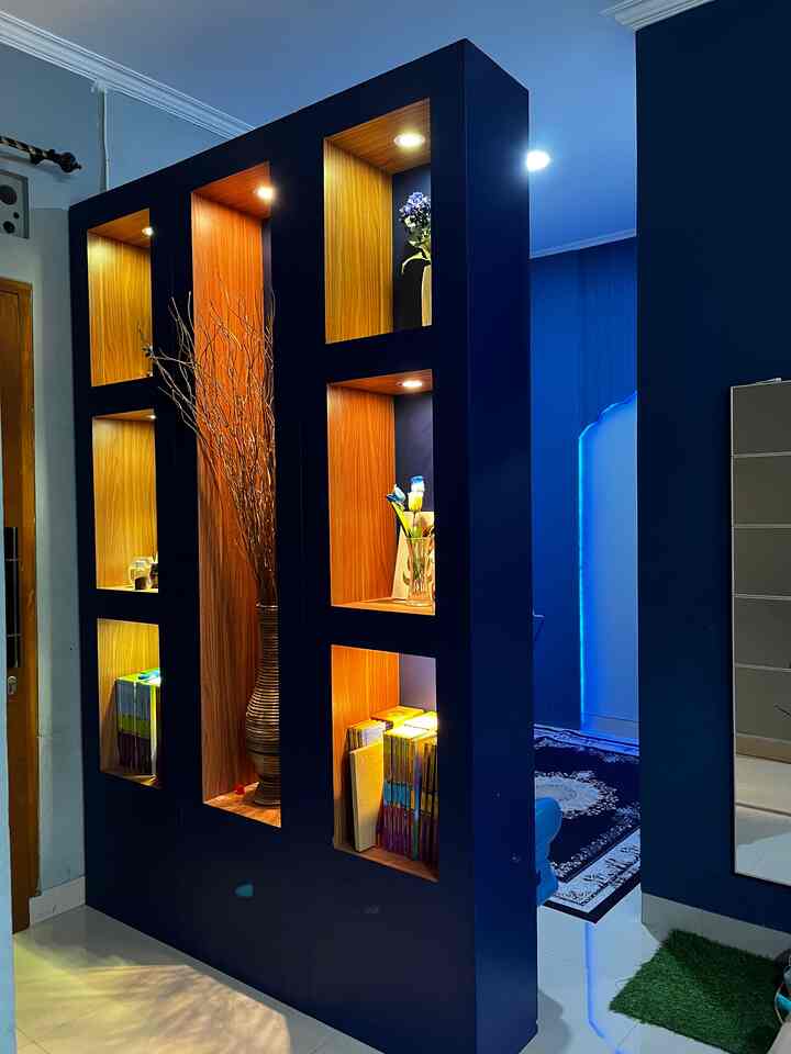 Partisi ini di simpan di area koridor pintu masuk. Kami simpan beberapa dekorasi seperti akar manon dan vas yang terbuat dari rotan. 
Selain itu dekor yang menambah suasana semakin cozy yaitu lighting di area living room, mushola, dapur dan partisi koridor ini.

#DekorasiEstetik
#SmallDecorItems
#DecorativeItems
#Partisi
#Koridor
#Livingroom
#LampuJamur
#Lampukayujati
#Akarmanon
#PotRotan