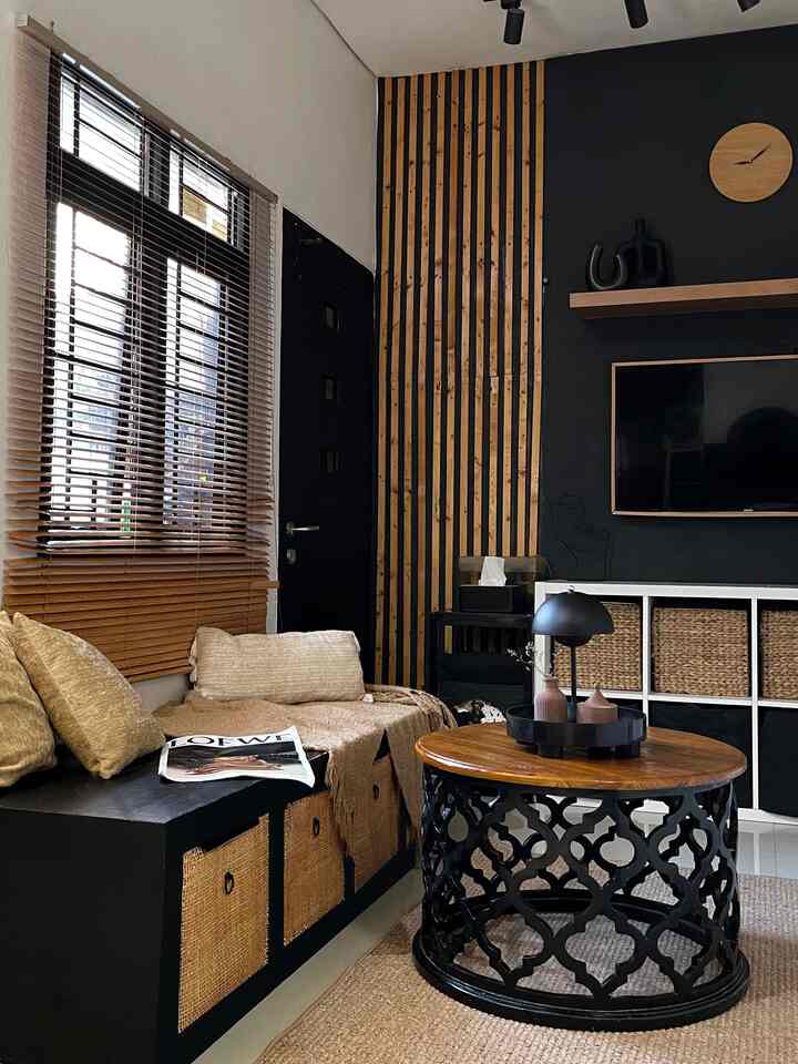 —— Small things that matter

Kadang yang bikin suasana rumah berubah itu bukan furnitur besar, tapi perintilan kecil yang penuh karakter.
Lampu-lampu unik, vas minimalis, majalah, dummy book, reed diffuser, sampai rak display—semuanya punya peran tersendiri buat nyiptain vibes ruangan yang hangat dan inviting.

Nggak harus mahal, nggak harus besar. 
Yang penting niat mendekor-nya.
karena kadang inspirasi datang dari detail terkecil 🖤

#rakbuku #standinglamp #lampumeja #vas #dummybook #majalah #HomeDetailsMatter #CozyCorner #DekorasiRumah #SmallDecorBigImpact #BlackAndWoodStyle #LivingRoomInspo #InteriorAesthetic #Homedecor #DekorasiEstetik #SmallDecorItems #DecorativeItems
