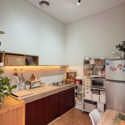 Dapur sederhana tanpa kitchen set, tapi dapur ini sudah cukup nyaman dan fungsional dengan tambahan ambalan di atas top table dan bagian kolong dapur yang aku tutup menggunakan PVC untuk simpan beberapa perabot dapur agar lebih rapih.
#MyDreamKitchen #KitchenRenovation #KitchenStyling #DapurTanpaKitchenset 