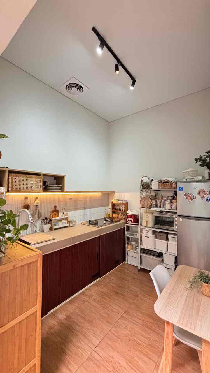 Dapur sederhana tanpa kitchen set, tapi dapur ini sudah cukup nyaman dan fungsional dengan tambahan ambalan di atas top table dan bagian kolong dapur yang aku tutup menggunakan PVC untuk simpan beberapa perabot dapur agar lebih rapih.

#MyDreamKitchen #KitchenRenovation #KitchenStyling #DapurTanpaKitchenset 