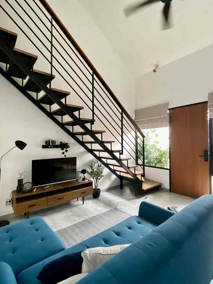 Kami memilih untuk mendekorasi setiap ruangan rumah dengan tidak begitu banyak item dekorasi, karena kami tetap ingin rumah yang minimalist, terlihat clean dan luas.
Begini lah dekorasi rumah kami yang simple sesuai fungsinya masing-masing 🙏😅

#LivingRoom #LivingRoomMinimalist #KitchenSet #KitchenSetMinimalist #BarthroomMinimalist #DekorasiEstetik #SmallDecorItems #DecorativeItems