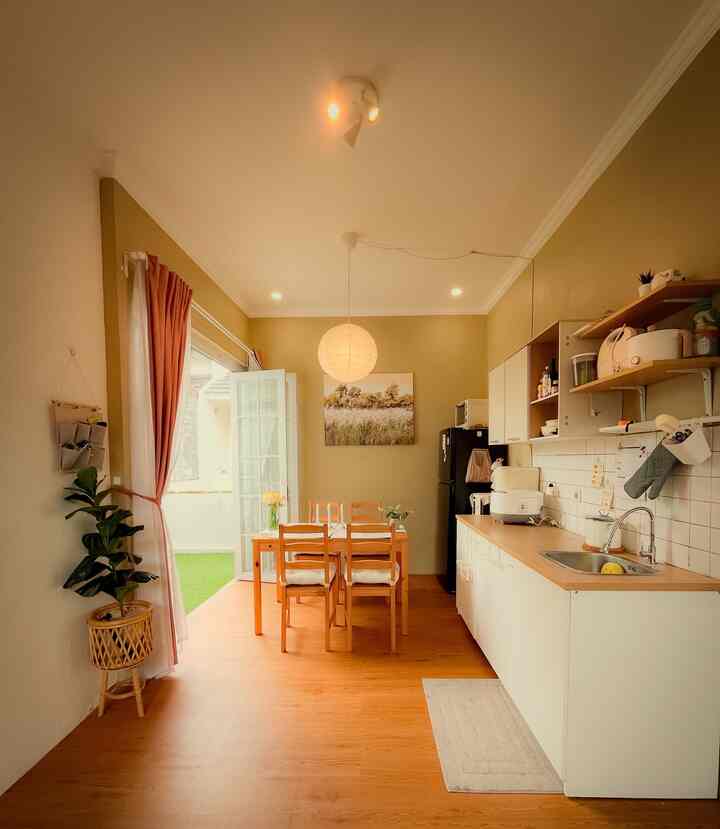 Dapur adalah jantung dari rumah dan area tersibuk juga, kami menyadari itu jadi saat menempati rumah ini yang pertama kamu renovasi adalah perluasan area dapur dan menetapkan konsep japandi yang minimalis dan calm untuk area ini.

#kitchensetjapandi #kitchensetikea #lantaivynil #kabinetgantung #kabinetdapur #MyDreamKitchen #KitchenRenovation #KitchenStyling
